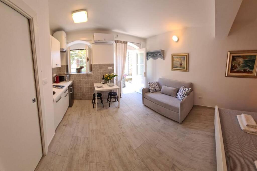 Studio Apartment Marella Vis Luaran gambar