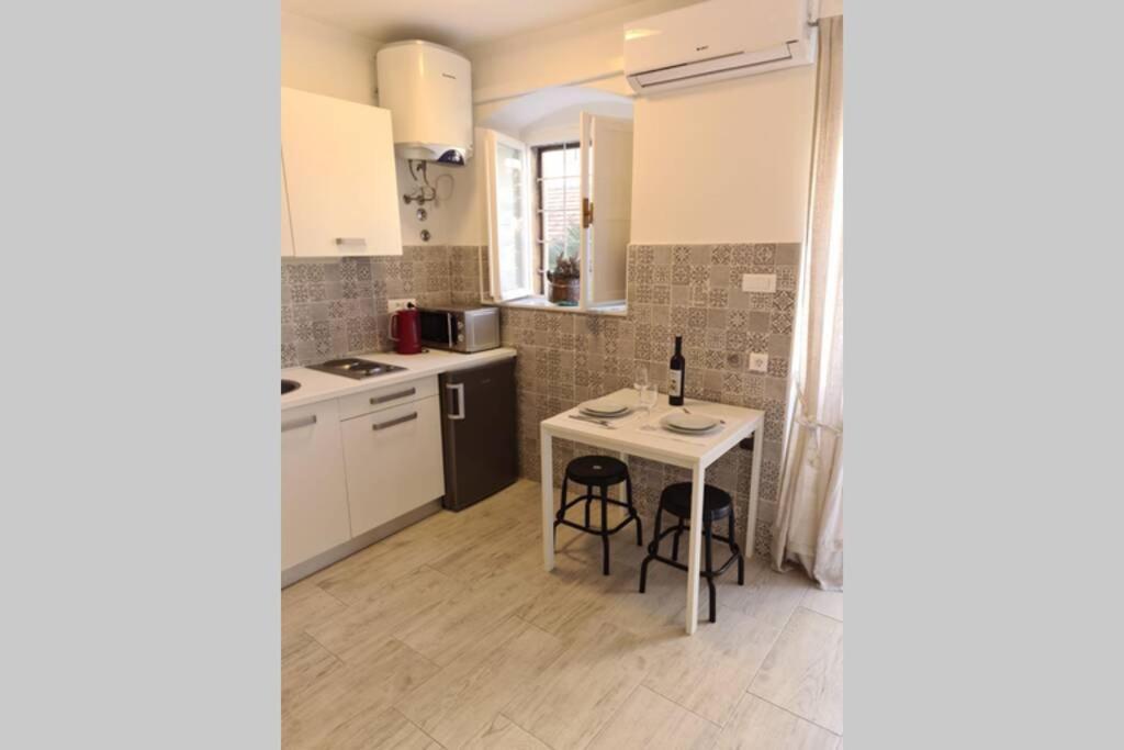 Studio Apartment Marella Vis Luaran gambar