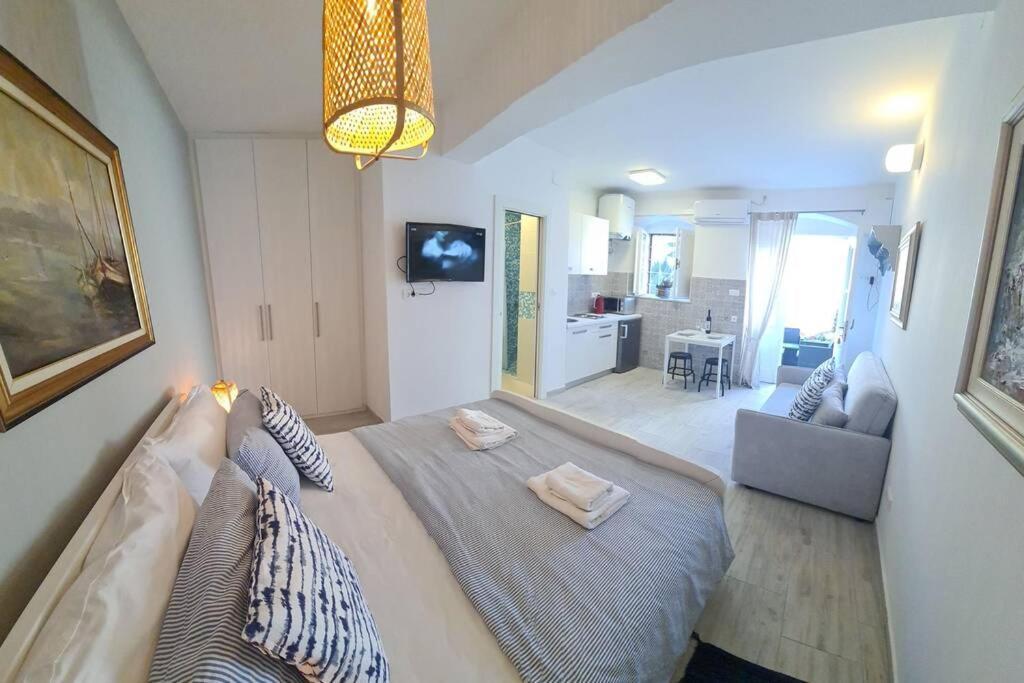 Studio Apartment Marella Vis Luaran gambar