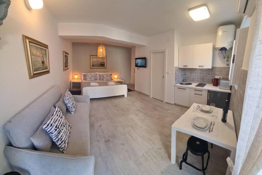 Studio Apartment Marella Vis Luaran gambar